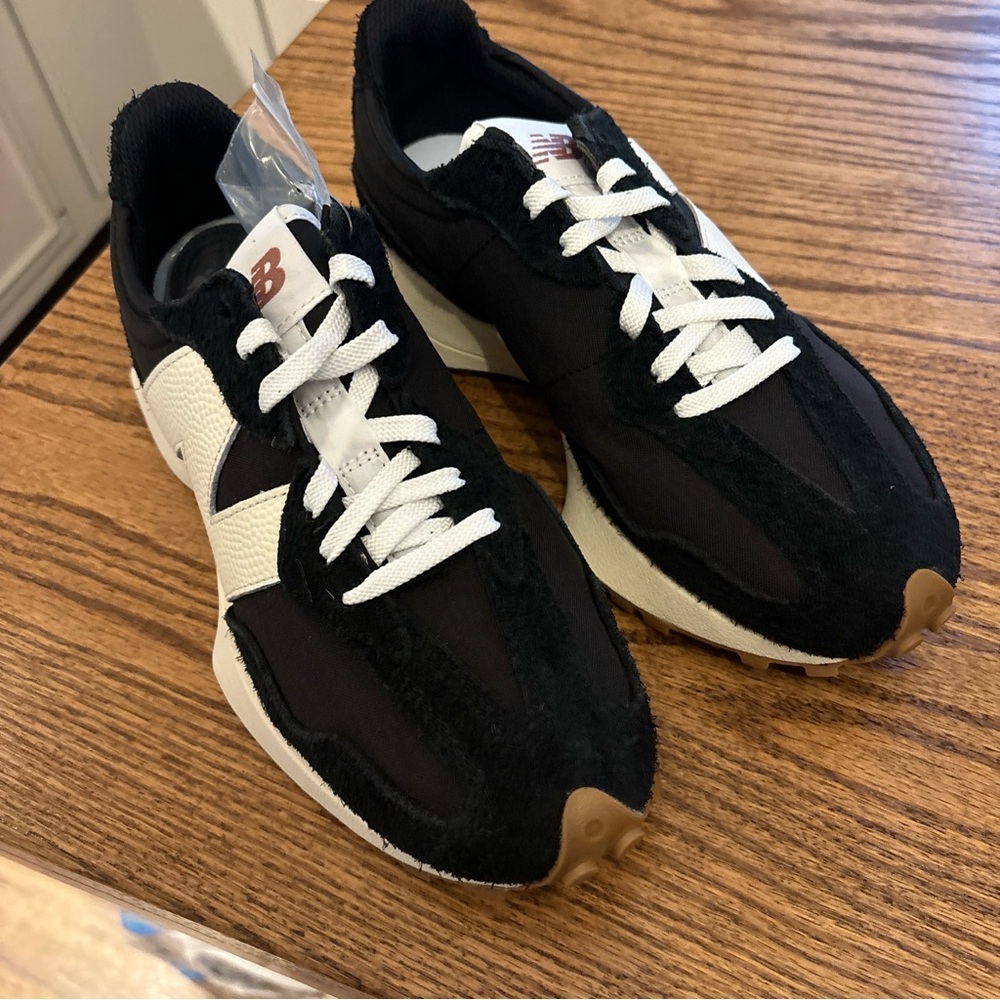 New Balance 327 Women's Black and White Athletic Shoes NWB - Picture 2 of 8